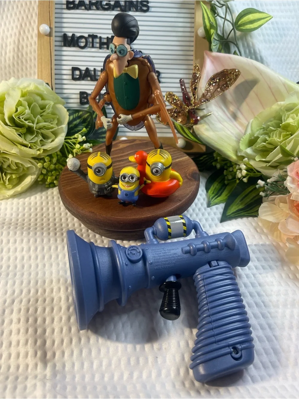 Minions Figure Set with Blue Toy Ray Gun